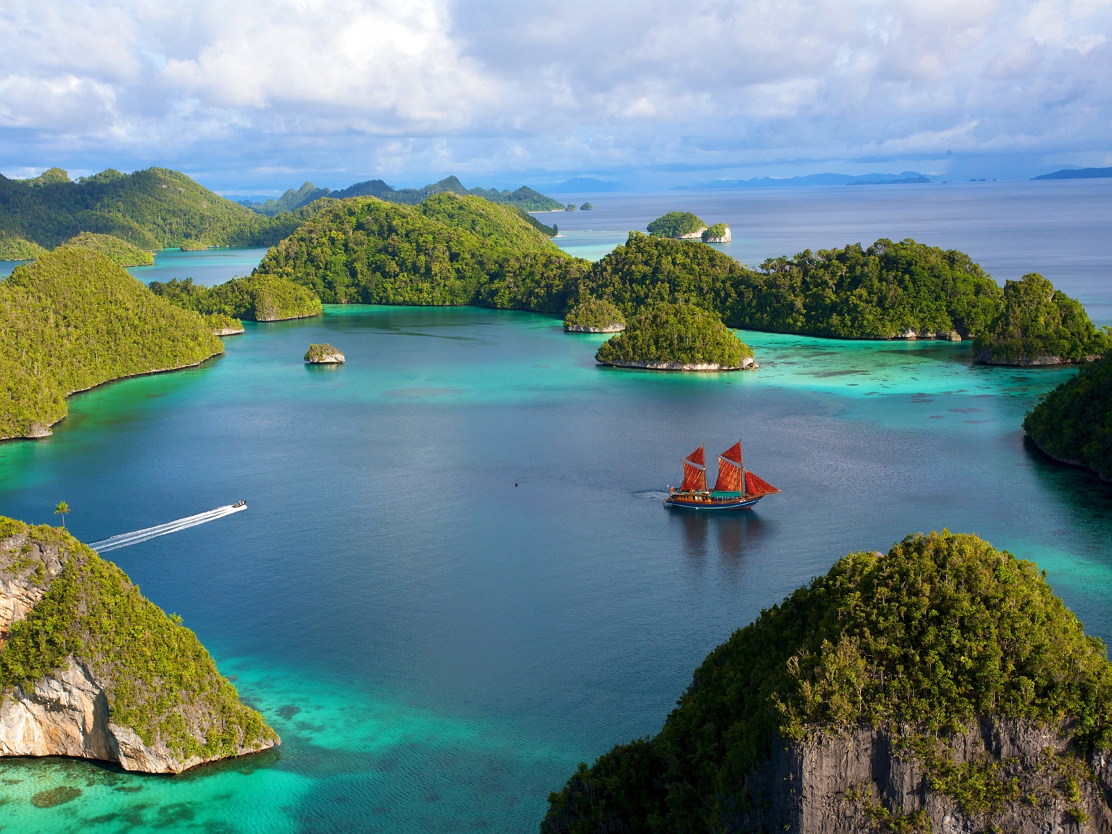 Indonesian Luxury Yacht Charters: Top 10 Dive Sites | CharterWorld
